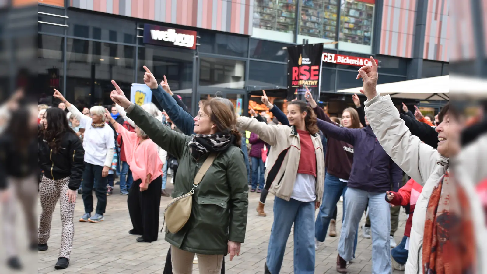 Starke Gesten beinhaltet die Tanzchoreografie.  (Foto: Barbara Siebrecht)