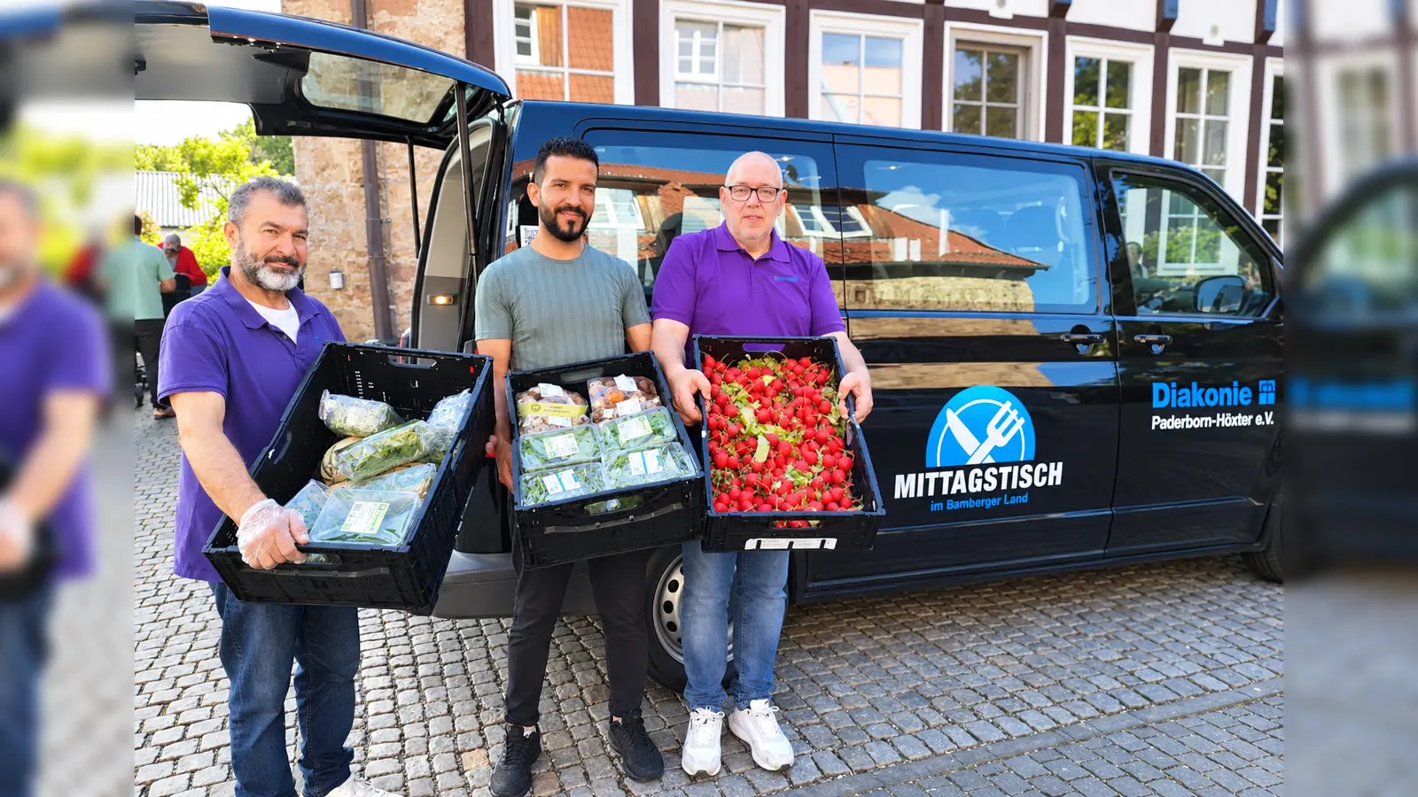 Ramadan Al Bakri und Bahjad Kassem (Ehrenamtliche Team Mittagstisch) und Michael Meletzko (Mitarbeiter der Diakonie PB-HX, Mittagstisch) können Unterstützung gebrauchen. <br> (Foto: Diakonie)