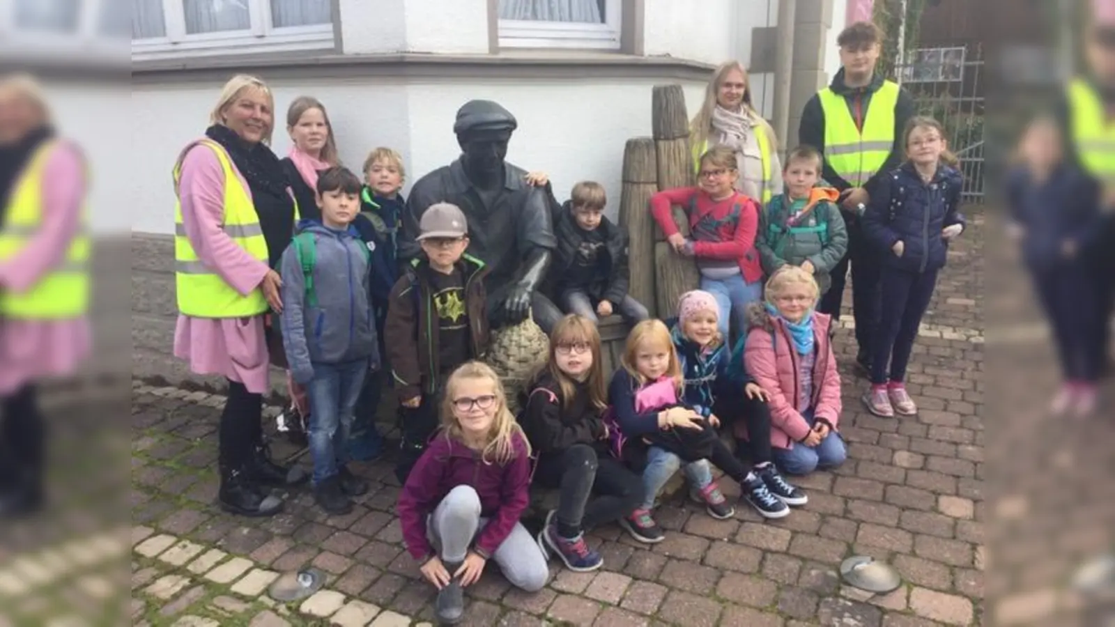 Melanie Spatz, Nicole Penner und Finn Schwiertz mit den Kinder im Korbmacher-Museum.  (Foto: Korbmacher-Museum)
