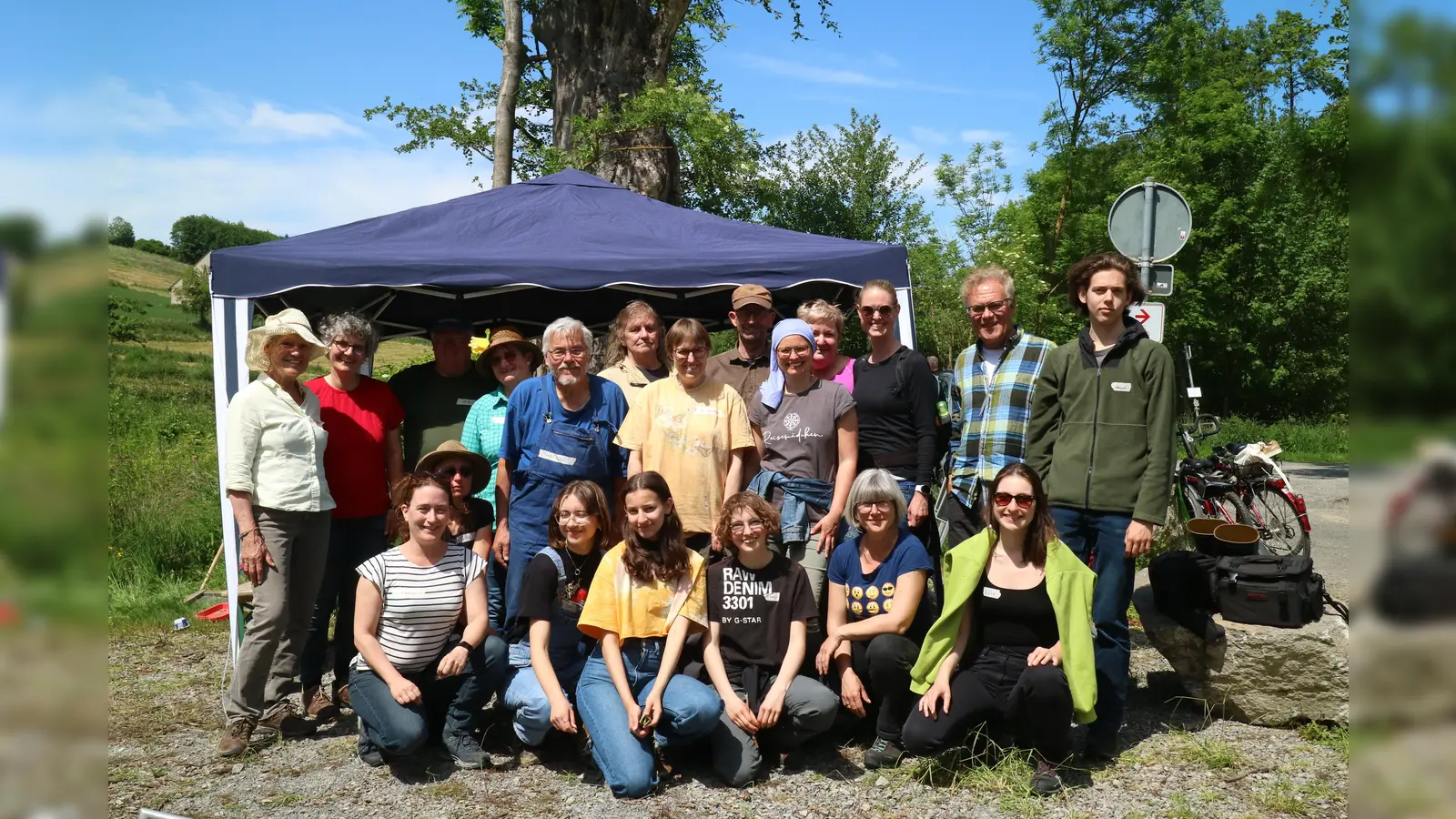 Die Gruppe des Citizen Science-Projekt FLOW an der Schelpe. (Foto: BUND Kreisgruppe Höxter)