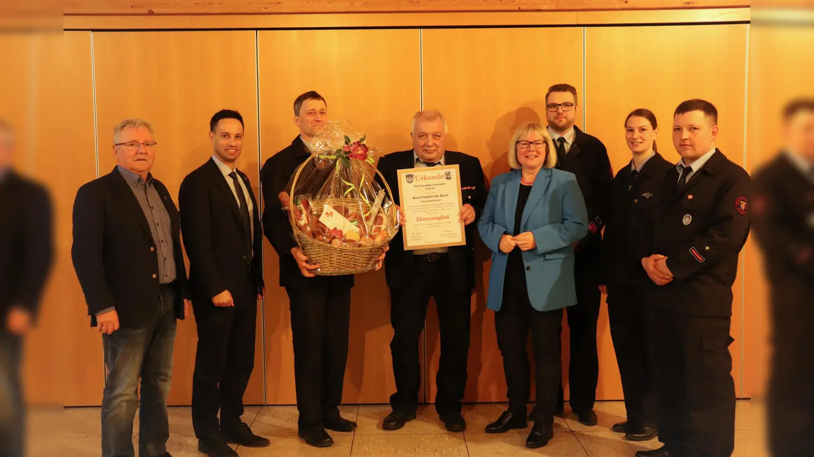1. Stadtrat Heinz Kunze, MdL Oliver Ulloth, 1. Vorsitzender Joachim Wetekam, Ehrenmitglied Karl-Friedrich Ide-Knorr, Vizelandrätin Silke Engler, Wehrführer Marius Jung, 2. Vorsitzende Lisa Ide-Knorr, Stv. Wehrführer Sebastian Müller. (Foto: FF Haueda/Wetekam)