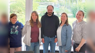 Moritz Kremer vom Kreissportbund freut sich mit (v.l.) Dunja Wittig, Anna Ilina, Susanne Krug und Viktoriia Yashchenko vom Organisationsteam auf das Interkulturelle Sportfest am 31. Mai in Stadtoldendorf. (Foto: KSB Holzminden)