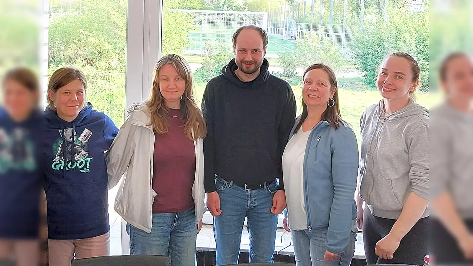 Moritz Kremer vom Kreissportbund freut sich mit (v.l.) Dunja Wittig, Anna Ilina, Susanne Krug und Viktoriia Yashchenko vom Organisationsteam auf das Interkulturelle Sportfest am 31. Mai in Stadtoldendorf. (Foto: KSB Holzminden)