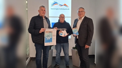 V.l.: Thomas Vonde und Johannes Sonntag (Germeter Begegnungen), Michael Brenke (Vereinigte Volksbank eG). (Foto: Germeter Begegnungen)