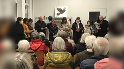 Gläubige beim montäglichen Friedensgebet in der Borgentreicher Schützenhalle. (Foto: Ukrainehilfe)