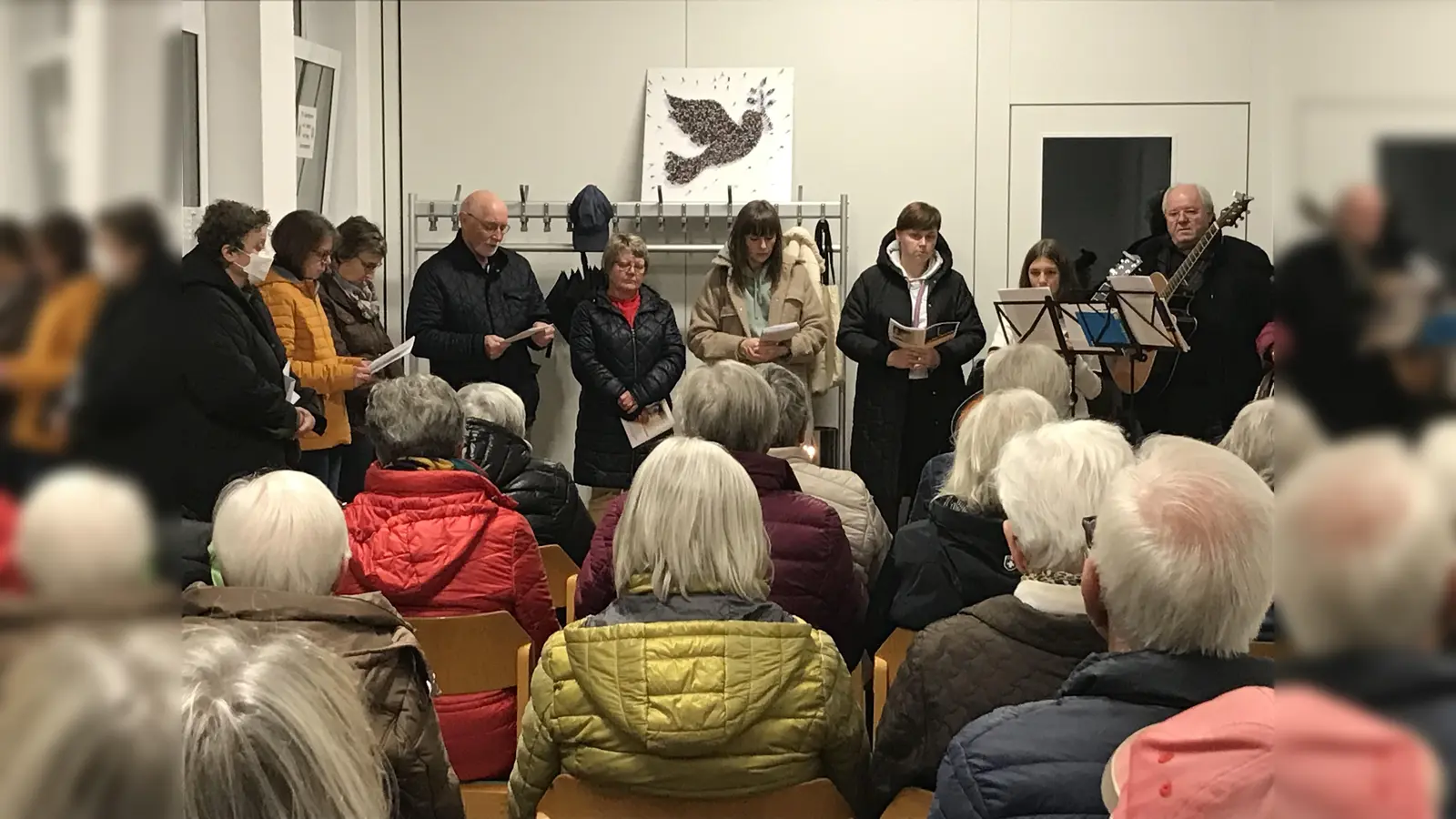 Gläubige beim montäglichen Friedensgebet in der Borgentreicher Schützenhalle. (Foto: Ukrainehilfe)