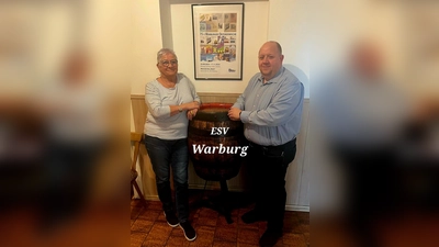 Die 1. Vorsitzende des ESV Elke Brüggemann-Kohaupt und Rene Hoffmann von Sports2B. (Foto: privat)