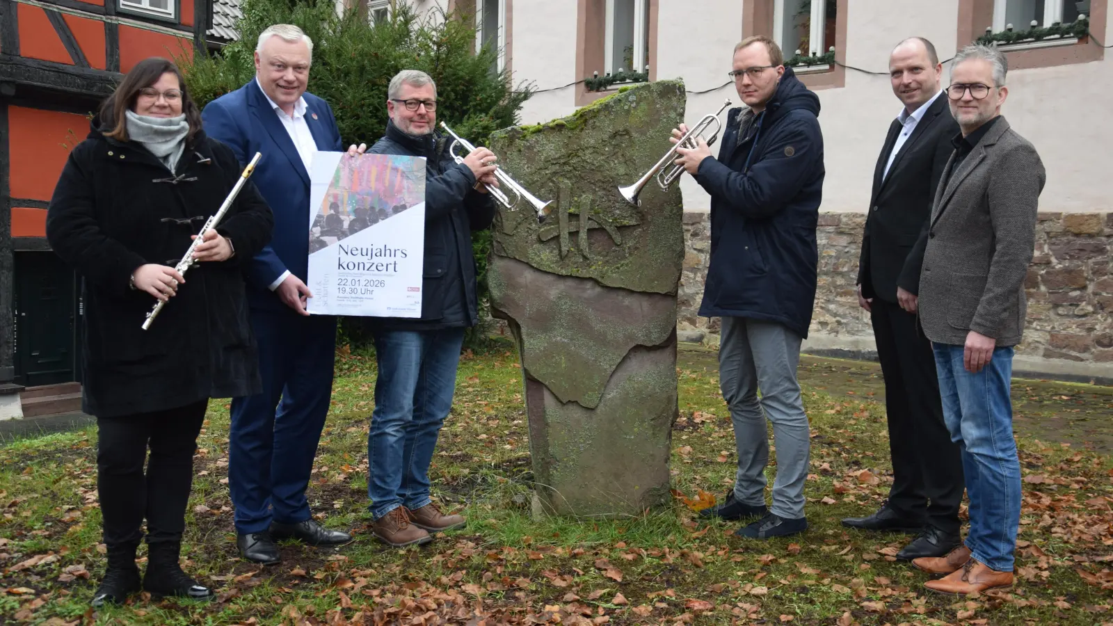Auf das Neujahrskonzert freuen sich (v.l.): Marina Cooper (SBO), Bürgermeister Daniel Hartmann, Holger Engel (Vorsitzender SBO), Stefan Balke (zweiter Vorsitzender SBO), Stefan Vogt (Volksbank Höxter), und Andreas Nolte (Geschäftsführer Bausie). (Foto: Marc Otto)