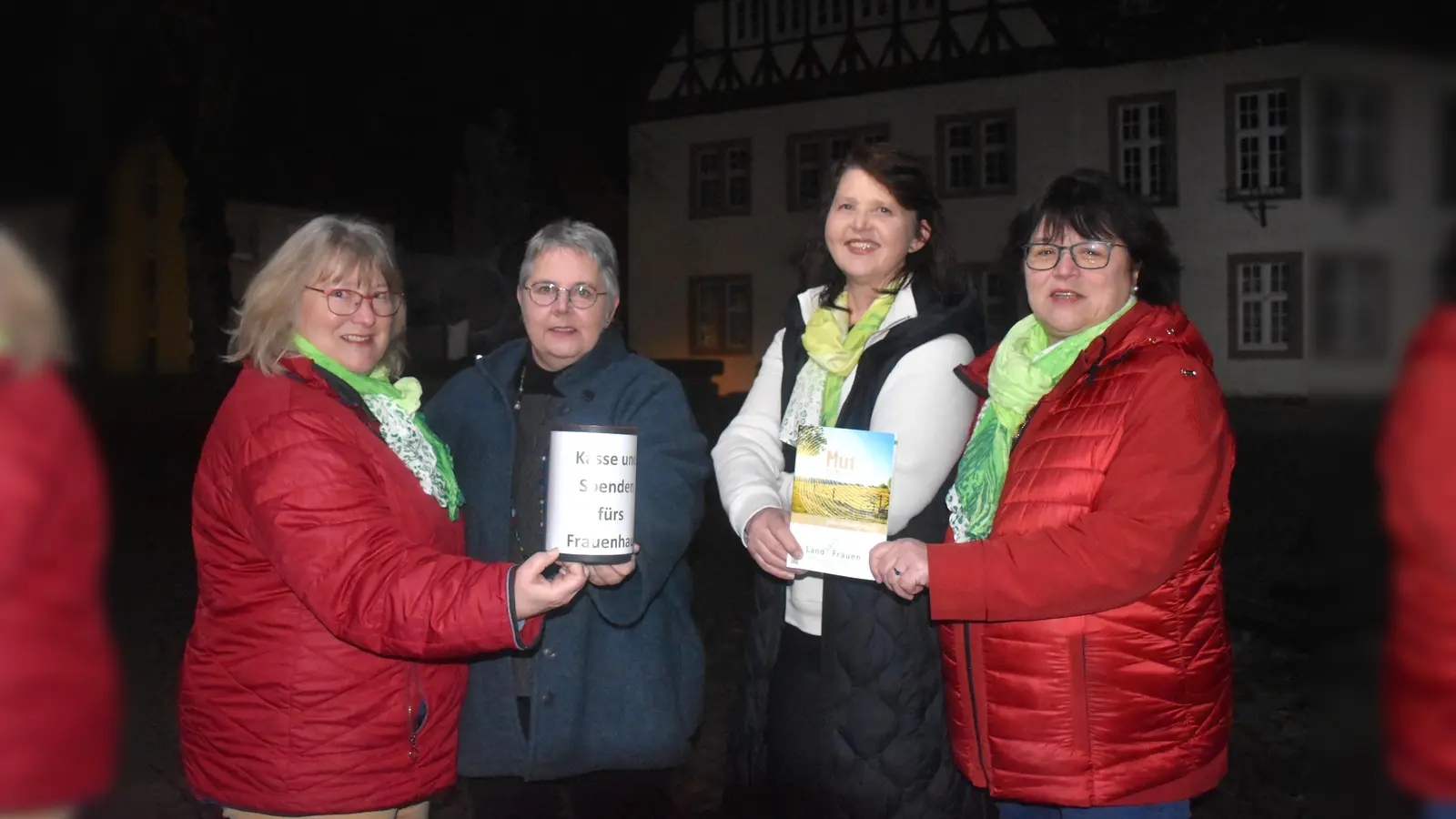 Den Erlös der Tauschbörse übergaben die Landfrauen (v. l.) Barbara Siebrecht, Annette Lutter und Petra Schlüter an die Mitarbeiterin des Frauen- und Kinderschutzhauses, Edith Lange (2. v. l.) (Foto: Lena Siebrecht)