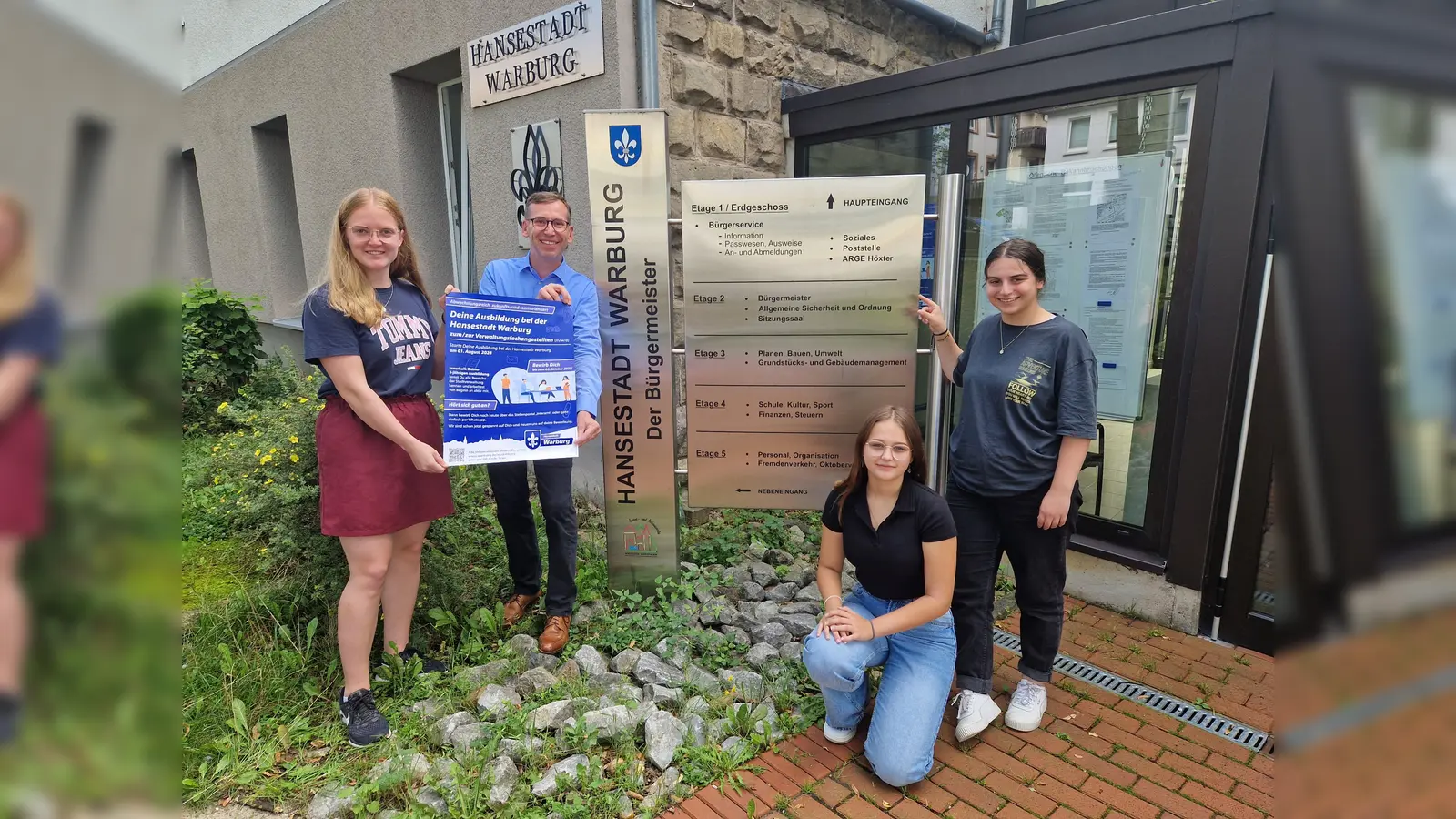 Bürgermeister Tobias Scherf, Johanna Peine (Mitgestaltung Azubi-Projekt) sowie die Auszubildenden Sila Cakmakci (vorne) und Natalie Turski sind auf einem guten Weg.  (Foto: Hansestadt Warburg)