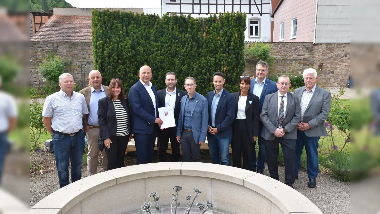Die Landtagsabgeordneten, die Bürgermeister, Kommunalminister Prof. Roman Poseck Vertreter von Stadtrat und Magistrat sowie Carmen Möller (Beratungsbüro Komprax Result) waren bei der Übergabe des Förderbescheides dabei.  (Foto: Barbara Siebrecht)