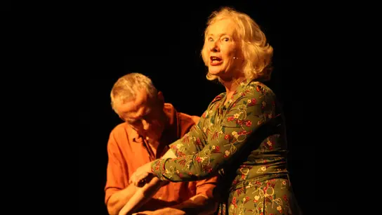 Schauspielerin Gilla Cremer mit Bühnenpartner Rolf Claussen auf der Bühne der Beverunger Stadthalle.<br><br> (Foto: Kulturgemeinschaft Beverungen)