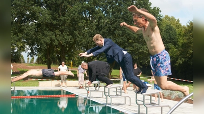 Mit einem beherzten Sprung ins kühle Nass eröffneten (v.l.) Bademeister Sven Bering, Bauamtsleiter Oliver Kesper, Bürgermeister Danny Sutor und Werner Schierl vom Generalunternhmen The Pauly Group den Badebetrieb im neuen Grebensteiner Naturbad. (Foto: Stefan Bönning)