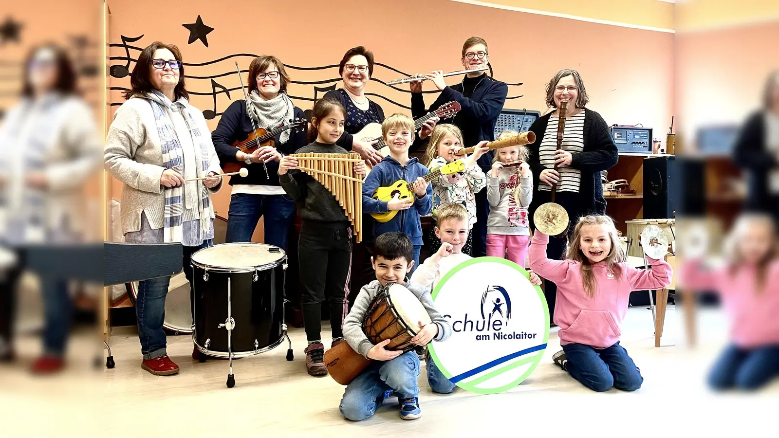 (v.l.) Conny Würtz, stellv. Koordinatorin OGS, Nadine Schwake, Koordinatorin OGS, Musikschulleiterin Klaudia Knapp, Musikschullehrer Florian Stubenvoll und Schulleiterin Bettina Becker mit Schülerinnen und Schülern. (Foto: Stadt Höxter)