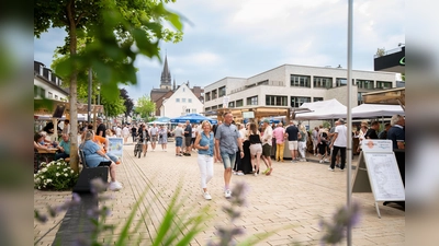 Weine, Kulinarik und Livemusik, dazu ein verkaufsoffener Sonntag sorgen auch in diesem Jahr für viele Genussmomente in Bad Driburgs Innenstadt. (Foto: Bad Driburger Touristik GmbH/I. Jansen)
