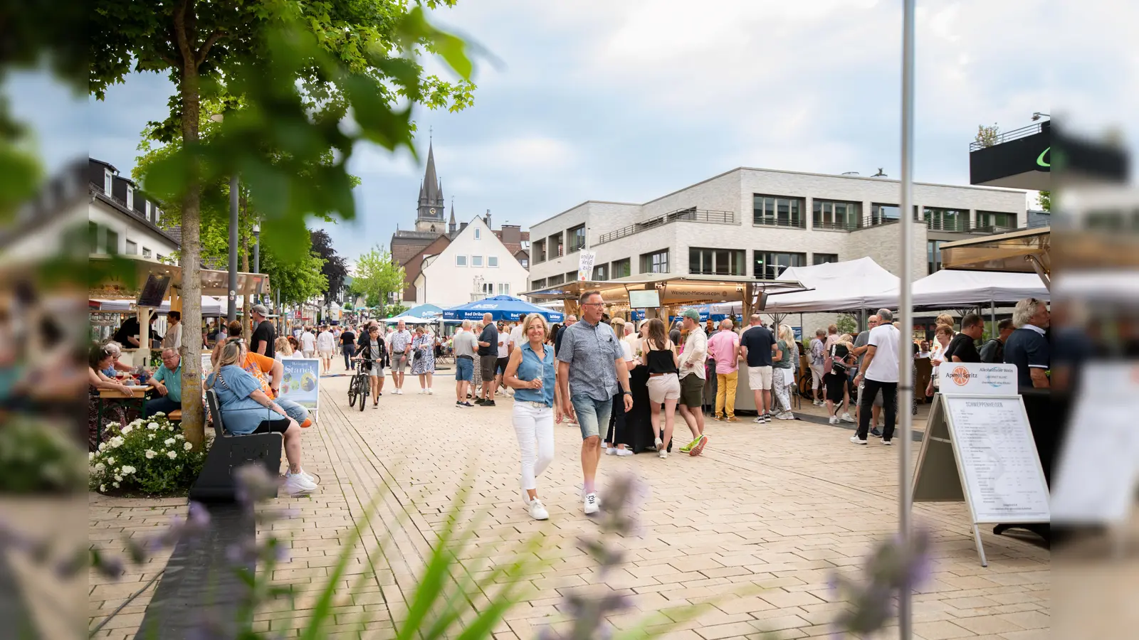 Weine, Kulinarik und Livemusik, dazu ein verkaufsoffener Sonntag sorgen auch in diesem Jahr für viele Genussmomente in Bad Driburgs Innenstadt. (Foto: Bad Driburger Touristik GmbH/I. Jansen)