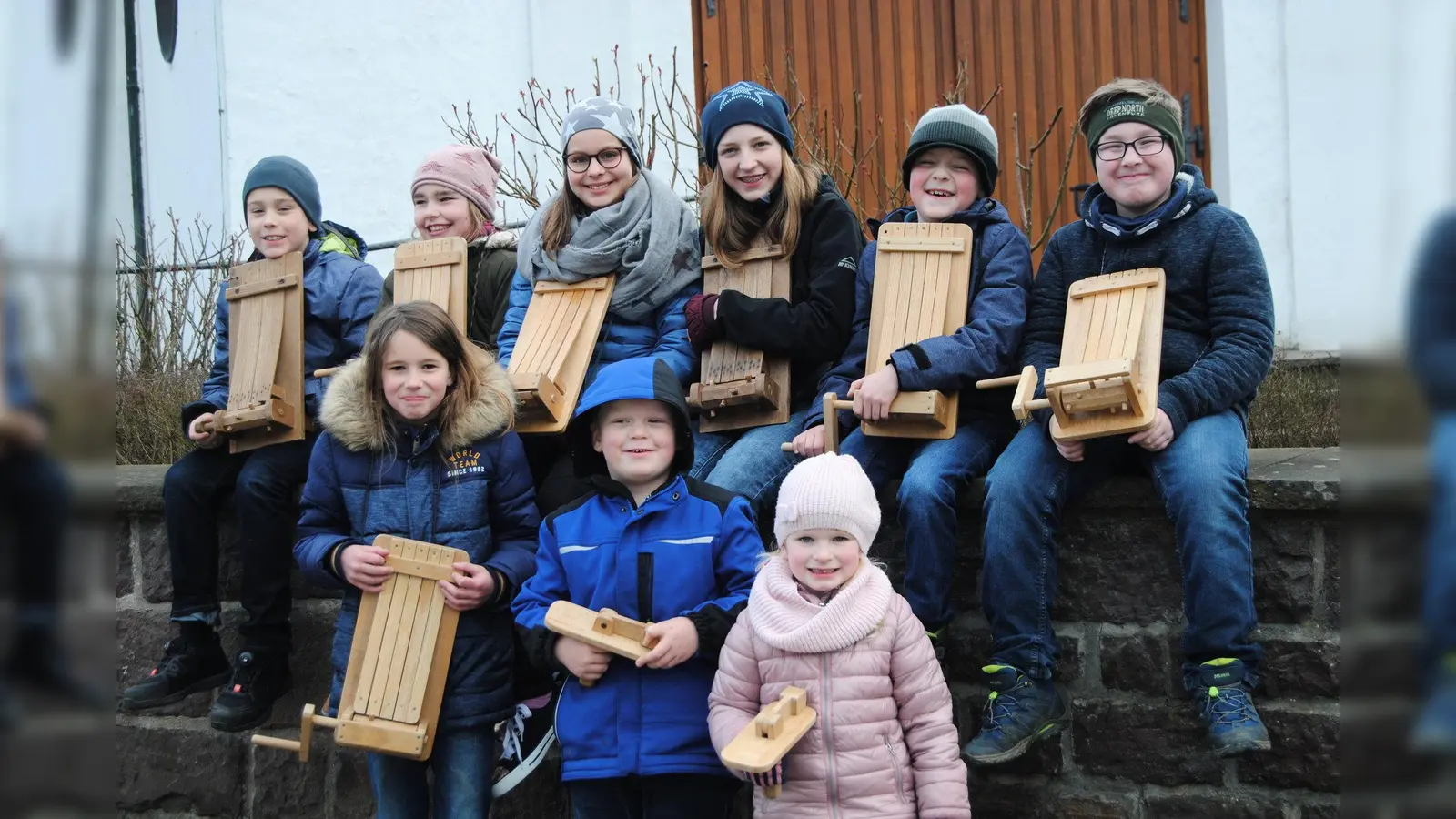 Die Kinder gehen mit Raddern durch die Ortschaft. (Foto: Foto: privat)