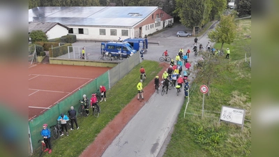 Im Startpreis inbegriffen ist die Verpflegung über den ganzen Tag bei „Rund um den Solling“. Hier sammelt sich eine Gruppe nach dem „Boxenstopp“ zur Weiterfahrt.  (Foto: Technisches Hilfswerk Holzminden)