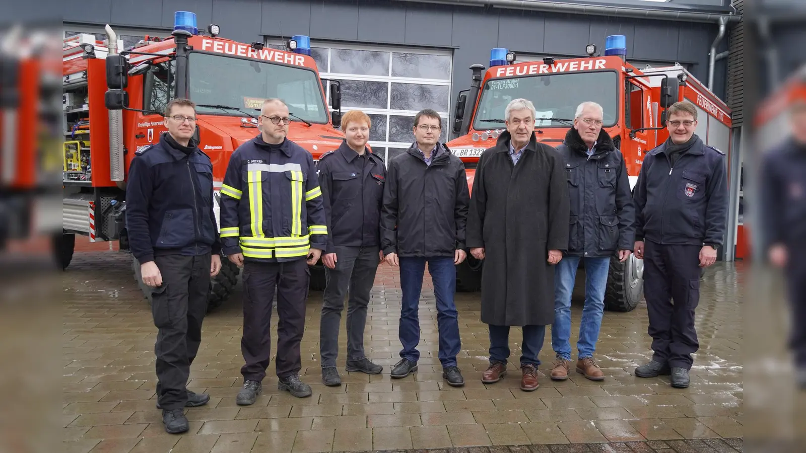 V.l.: Wilfried Meyer, Christoph Hecker, Lukas Rheker, Elmar Meyer, Hermann Temme, Norbert Loermann und Sven Heinemann präsentieren die zwei neuen Fahrzeuge. (Foto: Stadt Brakel)