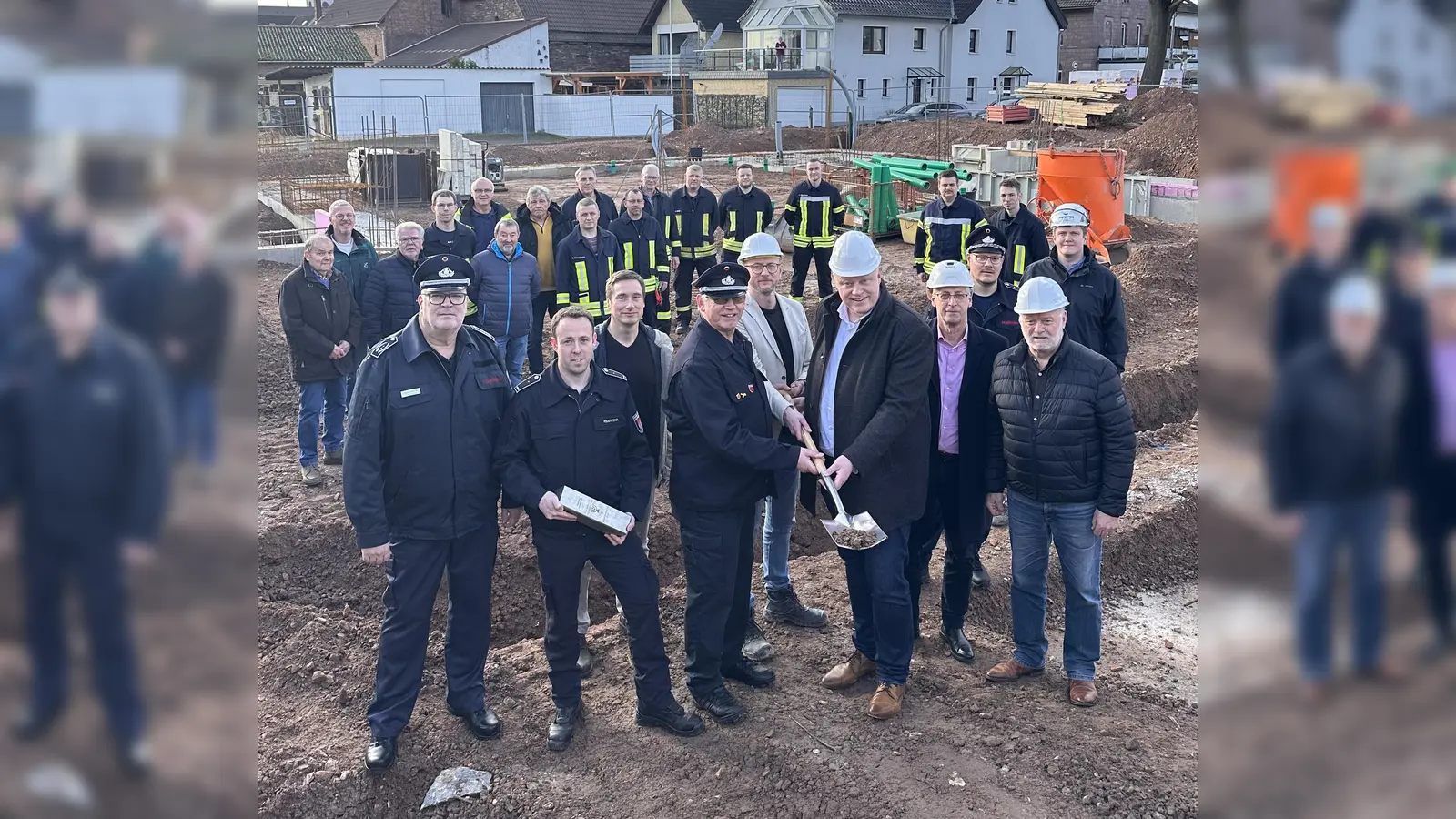 Beim symbolischen ersten Spatenstich für das neue Feuerwehrgerätehaus in Lüchtringen: Im Vordergrund (v.l.) Wehrführer Jürgen Schmits, stellvertretender Löschgruppenführer Marius Harting, Alexander Titze (Abteilung Hochbau, Stadt Höxter), Löschgruppenführer Andreas Bohnenpoll, Architekt Wilhelm Luft (Architekturbüro Schmidt), Bürgermeister Daniel Hartmann, Allgemeiner Vertreter Stefan Fellmann sowie Architekt Werner Schmidt; im Hintergrund zahlreiche Mitglieder der Löschgruppe Lüchtringen, darunter auch Angehörige der Altersabteilung. (Foto: Stadt Höxter)