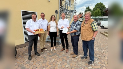 Von links: Umweltminister Oliver Krischer, Bürgermeister Carsten Torke, Julia Franzmann und Frank Hose von BeSte Stadtwerke sowie Heribert Gensicki und Stephan Lücking von der Stiftung für Natur ●Heimat ● Kultur im Steinheimer Becken freuen sich über die Vertragsverlängerung. (Foto: privat)