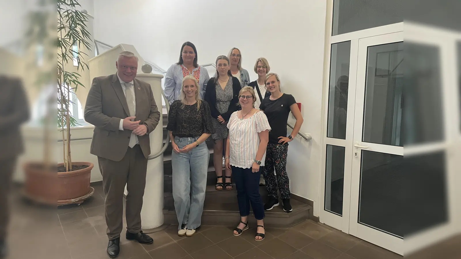 1. Reihe v.l. Bürgermeister Daniel Hartmann, Andrea Lammert (Kita Rappelkiste e.V.), Mareike Arneke (Kita St. Nikolai)<br>2. Reihe v.l. Nadine Nolte (Stadt Höxter – Stabsstelle Familie), Evelyn Schaffors (Kita Regenbogen), Carina Döblitz (Parikita Bullerbü),<br>3. Reihe v.l. Anna Hohlfeld (Bielenbergbande), Beate Deppenmeier (Parisozial Kita Spatzennest). (Foto: Stadt Höxter)