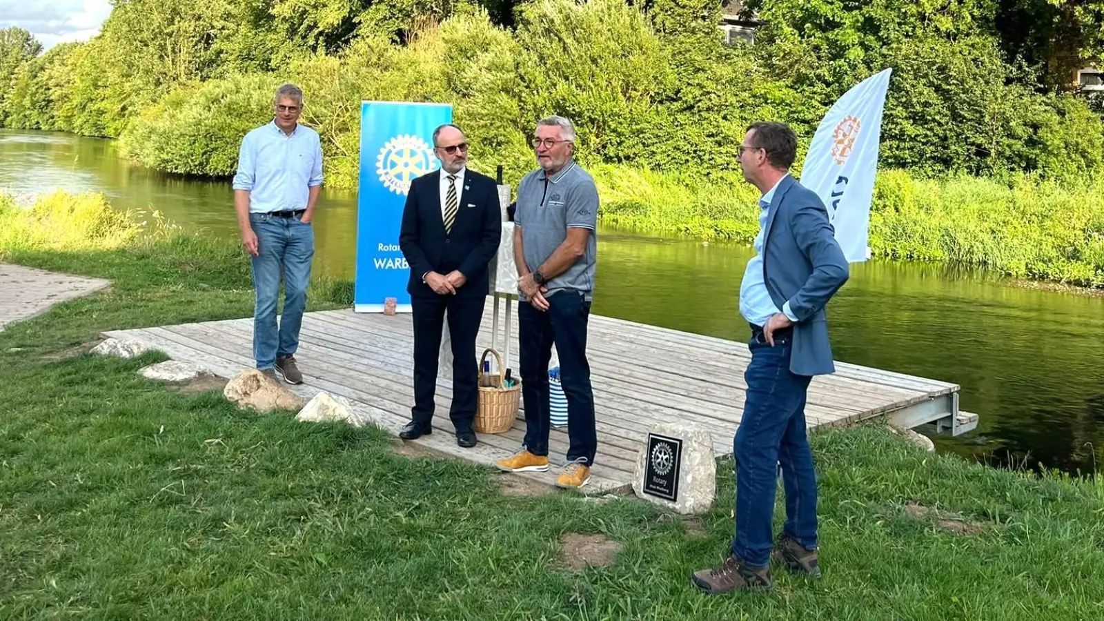 Der Rotary Club übergab den überwiegend in Eigenarbeit von Jürgen Schlüter errichteten Steeg an Bürgermeister Tobias Scherf.  (Foto: Rotary-Club)