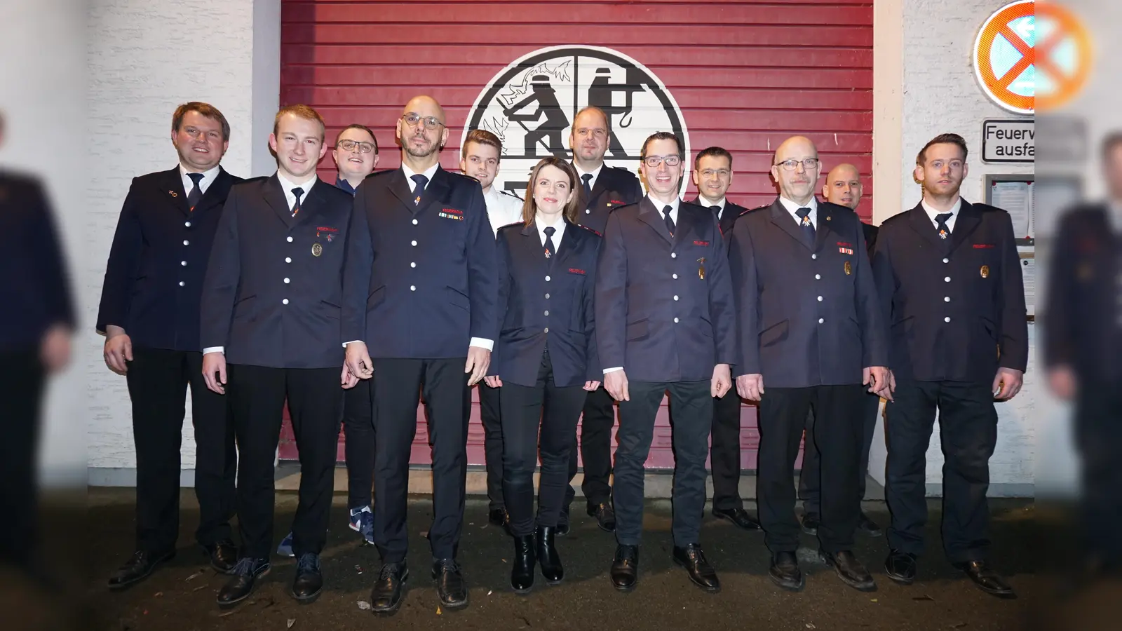 Geehrte und Beförderte (v.l.) Christoph Duske, Jannis Göke, Julian Jäger, Sebastian Hundt, Bjarne Meibom, Jennifer Ewen, Ansgar Hundt, Jan Nolte, Sebastian Ewen, Karl-Josef Rode, Stephan Hüdepohl und Benedikt Knipping. (Foto: Löschgruppe Amelunxen)