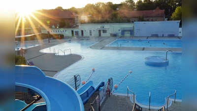 Morgenstimmung im Sommerbad. (Foto: Stadt Brakel)