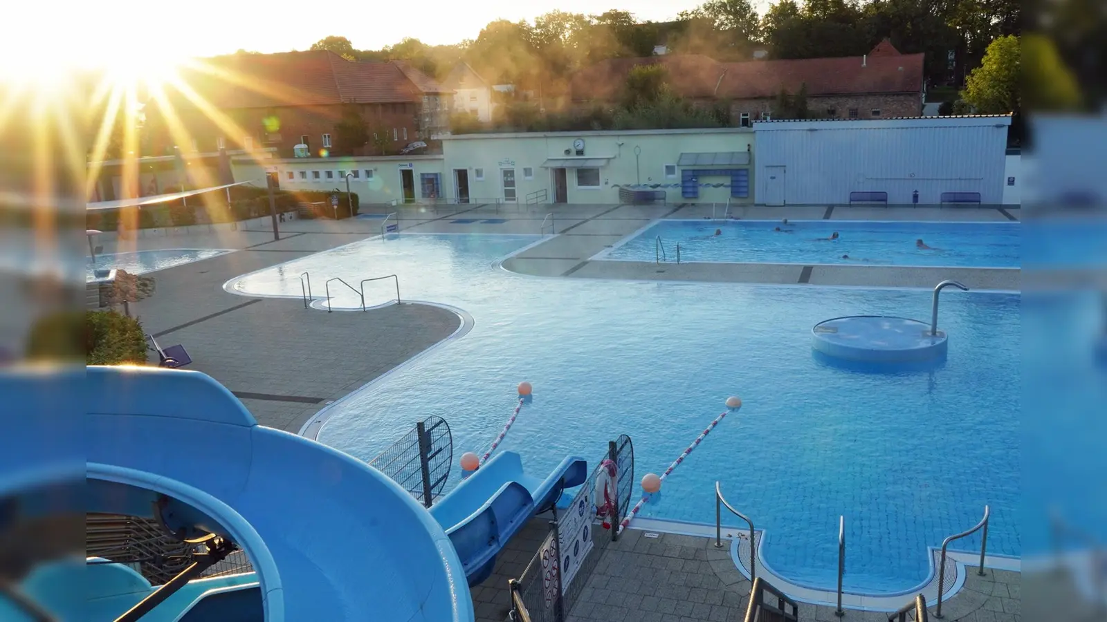 Morgenstimmung im Sommerbad. (Foto: Stadt Brakel)