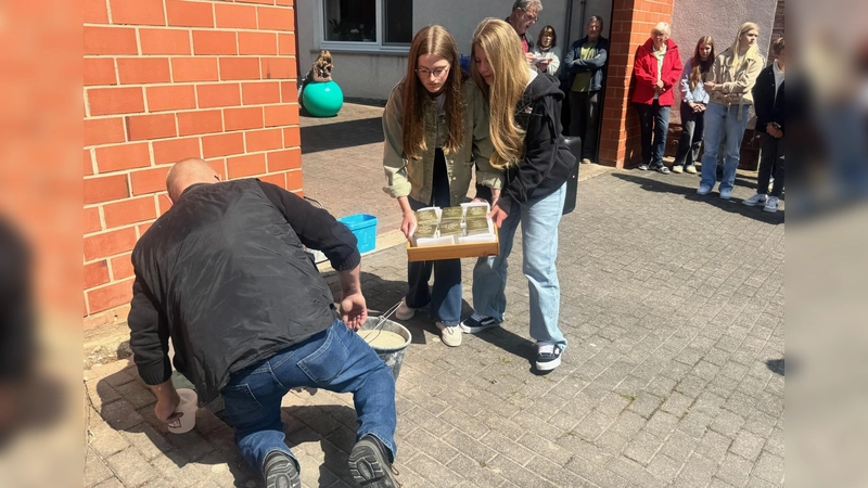 In Borgenreich wurden erneut Stolpersteine zur Erinnerung an die Schicksale jüdischer Familien verlegt. Die aus einer privaten Initiative entstandene Aktion wurde begleitet von Schülerinnen und Schülern der Sekundarschule Warburg, die auch Patenschaften zur Pflege der Stolpersteine überrnahmen. (Foto: Stadt Borgentreich / privat)