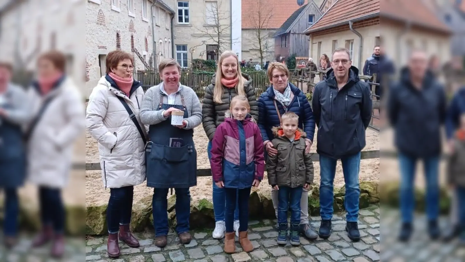 Bei der Spendenübergabe (v.l.): Irmtraud Föckel, Carolin Feismann, Julia Oebbecke, Edeltraud Göllner, Wilhelm Hecker sowie die Kinder Fiona und Matteo. (Foto: privat)