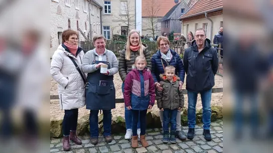 Bei der Spendenübergabe (v.l.): Irmtraud Föckel, Carolin Feismann, Julia Oebbecke, Edeltraud Göllner, Wilhelm Hecker sowie die Kinder Fiona und Matteo. (Foto: privat)