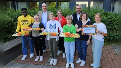 Kluvirt, Alma, Stefan Kremin (Brauns-Heitmann), Lina, Claudia Güthoff (Schulleiterin), Dominik, Oliver Rößling (REWE- Markt Warburg), Patricia Hosse (Sonderpädagogin), Claudia Disse (MPT). (Foto: privat)