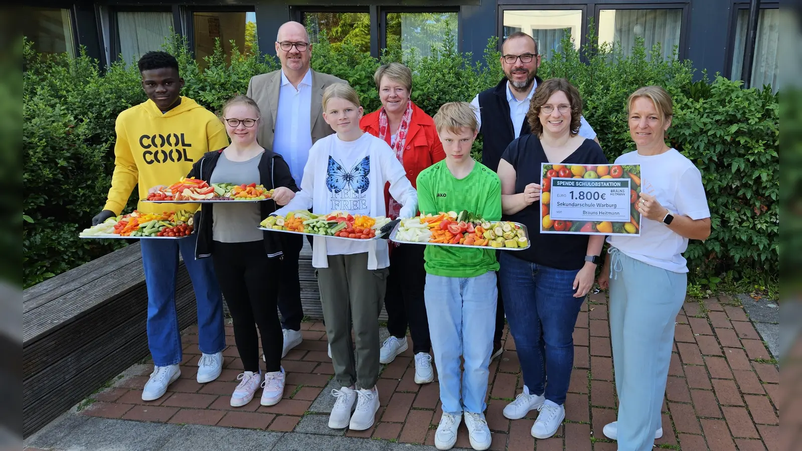 Kluvirt, Alma, Stefan Kremin (Brauns-Heitmann), Lina, Claudia Güthoff (Schulleiterin), Dominik, Oliver Rößling (REWE- Markt Warburg), Patricia Hosse (Sonderpädagogin), Claudia Disse (MPT). (Foto: privat)