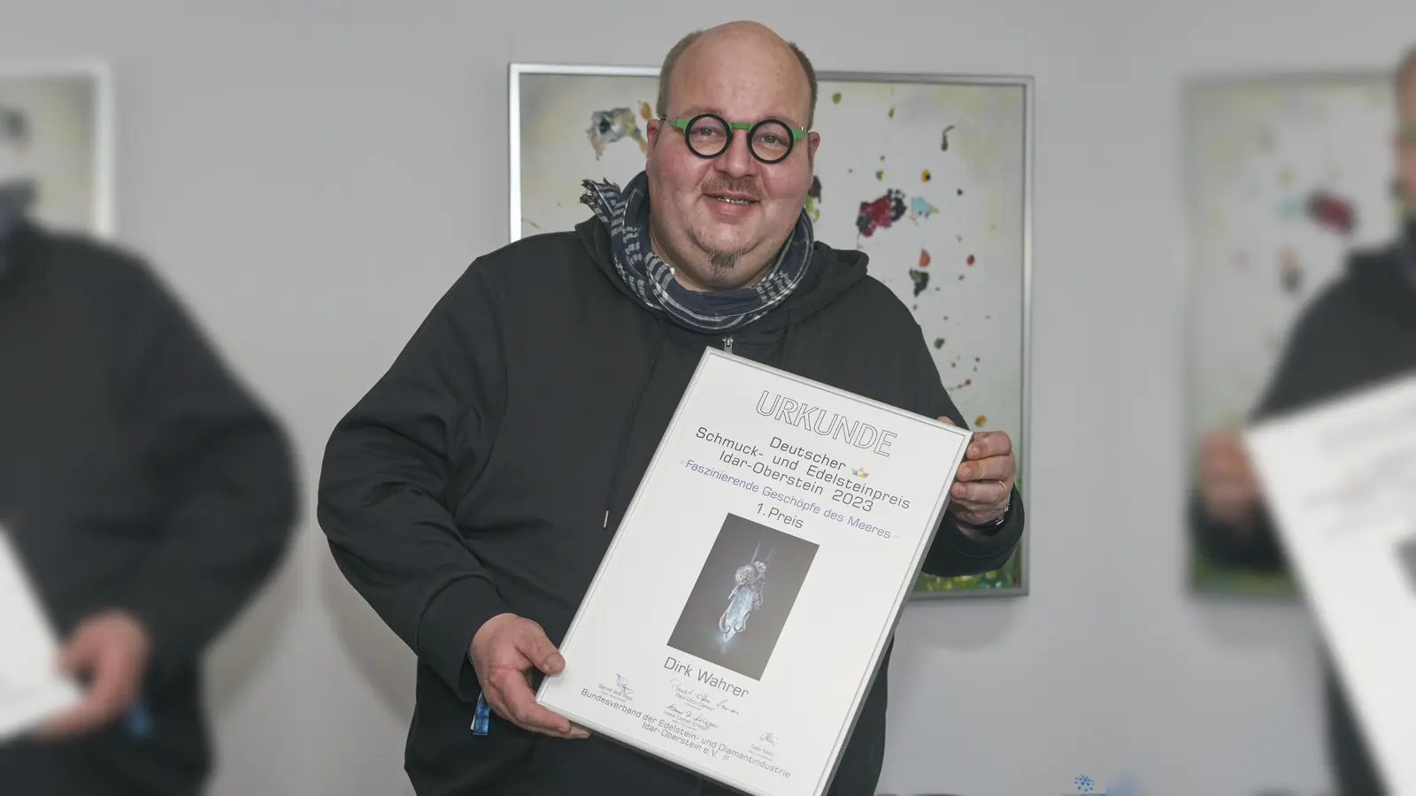 Dirk Wahrer, Gold- und Silberschmiedemeister aus Hofgeismar, präsentiert stolz die Urkunde, die er für seinen ersten Platz erhalten hat. (Foto: Stefan Bönning)