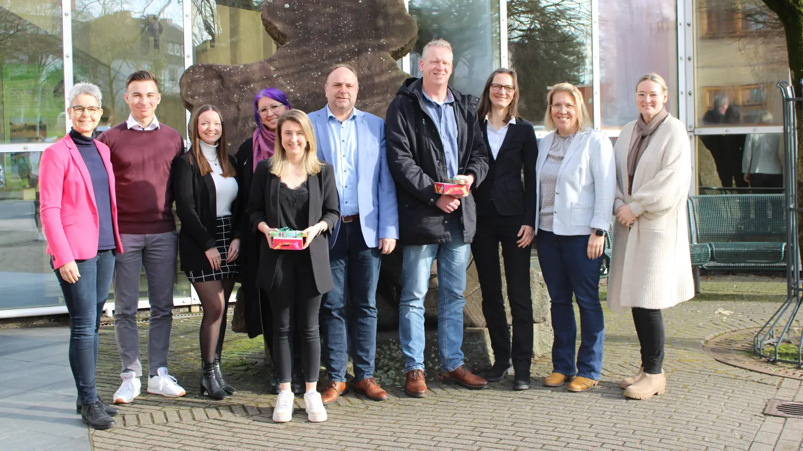 V.l.: Claudia Bonefeld (Bereich Personal, Ausbildungsleitung), Timm Goldschmidt (Jugend- und Auszubildendenvertretung), Marie Steingräber (Bereich Personal, Ausbildungssachbearbeiterin), Hannah West (Mitglied des Personalrats), Lynn-Marie Hilmer (Absolventin), Michael Schünemann (Landrat), Sven Melching (Absolvent), Doris Thieme-Thörel (Bereichsleitung Gesundheitsamt), Sarah Humburg (Dezernatsleitung Dezernat 1) und Stefanie Ahlborn (Dezernatsleitung Dezernat 4). (Foto: Landkreis Holzminden)