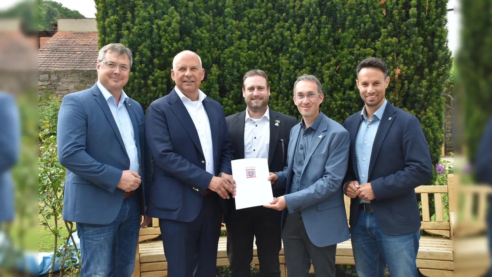 Der Landtagsabgeordnete Hans Christian Göttlicher (v. l.), Kommunalminister Prof. Roman Poseck mit dem Trendelburger Bürgermeister Manuel Zeich, dem Bad Karlshafener Bürgermeister Marcus Dittrich, und der Landtagsabgeordnete Oliver Ulloth freuten sich über den Förderbescheid.  (Foto: Barbara Siebrecht)