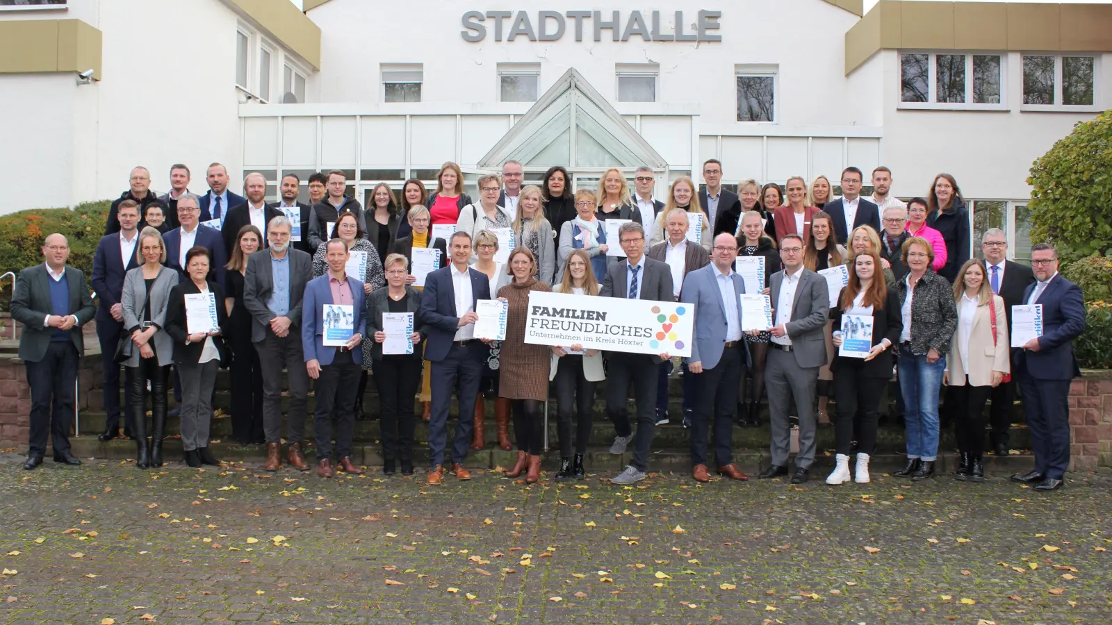 Verleihung des Siegels „Familienfreundliches Unternehmen” an 28 Unternehmen. (Foto: GfW im Kreis Höxter mbH)