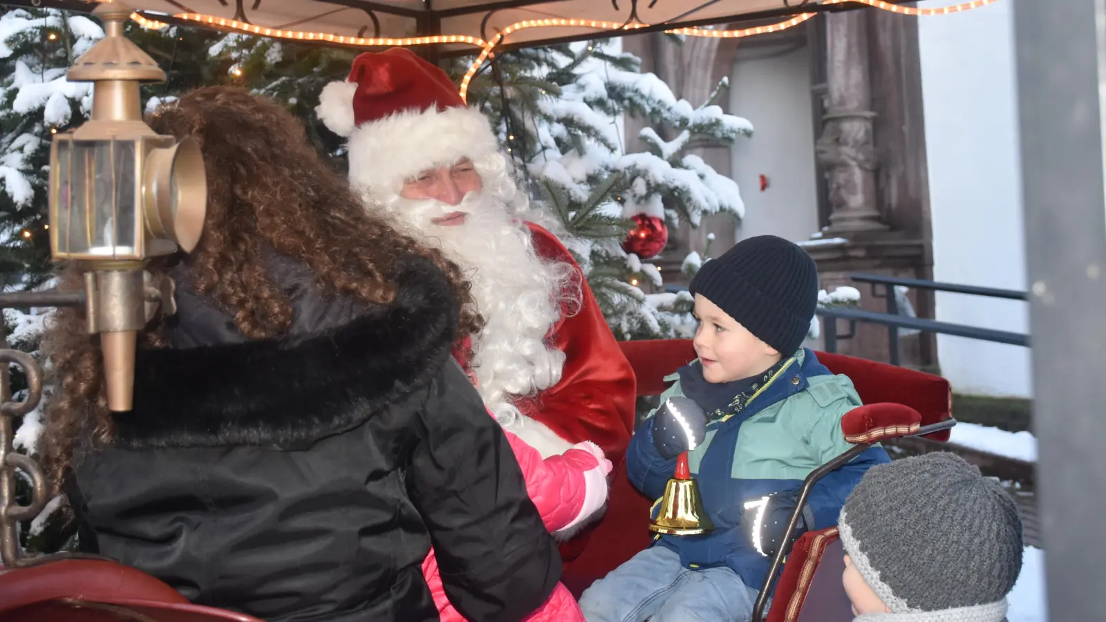 Der Nikolaus hatte für jedes Kind gute Worte und eine süße Überraschung.  (Foto: Barbara Siebrecht)