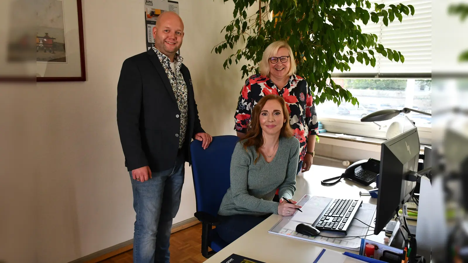 Legten eine Nachtschicht ein, um an niedersächsische Fördermittel zu gelangen (v.l.): Sven Roempler und Natalia Ils aus dem Bereich Bildung und Kultur, zusammen mit ihrer Bereichsleiterin Marie-Luise Niegel. (Foto: Peter Drews/Landkreis Holzminden)