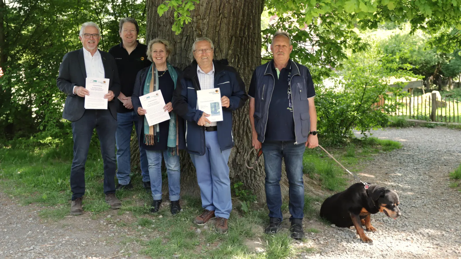 Der Fördervereinsvorstand stellt die neuen Baumpatenschaften vor (v.l.): Dieter Rüddenklau (Beisitzer), Karl Görnhardt (Schatzmeister), Susanne Selbert (stellvertr. Vorsitzende), Wilfried Eckart (Vorsitzender) und Norbert Michel (Schriftführer) mit Hund. (Foto: Tierpark Sababurg)