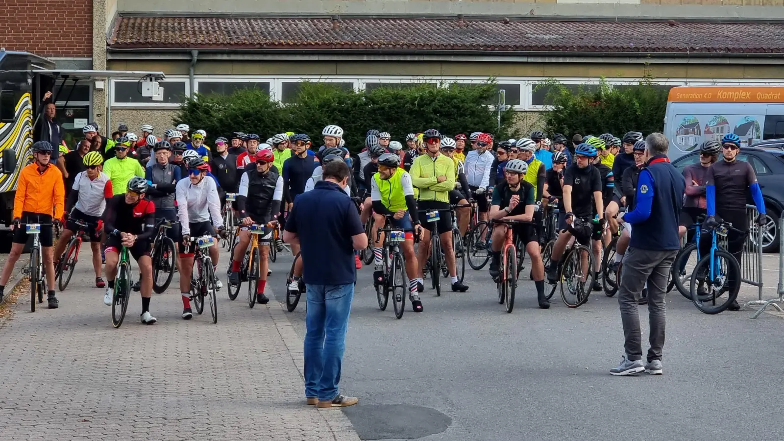 Start der 120 km-Rennradgruppe. (Foto: Lionsclub Holzminden)