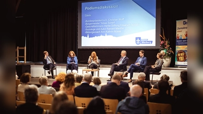 Eine Diskussionsrunde wie bei der zweiten Demokratiekonferenz im November 2024 wird es auch zur dritten Demokratiekonferenz wieder geben, wenn die Ergebnisse der erarbeiteten Handlungsempfehlungen in eine Diskussion mit Vertreterinnen und Vertretern der Stadt und Zivilgesellschaft einfließen. (Foto: Arr Hart)