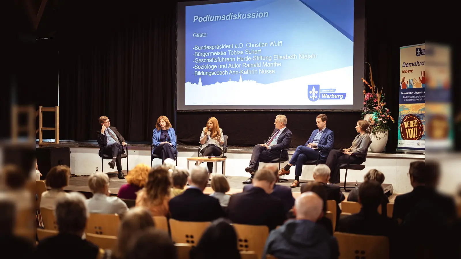 Eine Diskussionsrunde wie bei der zweiten Demokratiekonferenz im November 2024 wird es auch zur dritten Demokratiekonferenz wieder geben, wenn die Ergebnisse der erarbeiteten Handlungsempfehlungen in eine Diskussion mit Vertreterinnen und Vertretern der Stadt und Zivilgesellschaft einfließen. (Foto: Arr Hart)