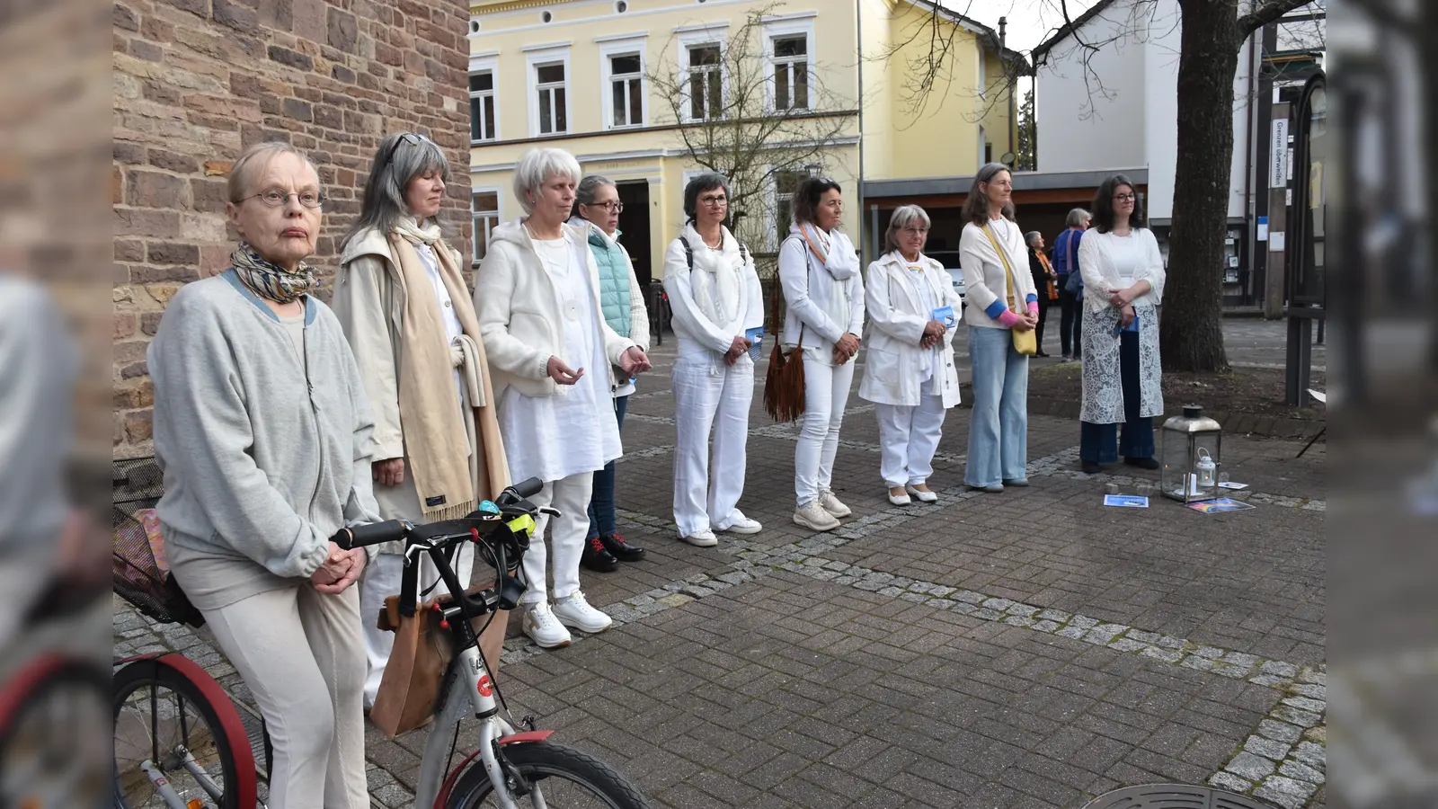 Irritierend still und völlig gewaltfrei war der Protest der Frauen in weißer Kleidung. (Foto: Barbara Siebrecht)