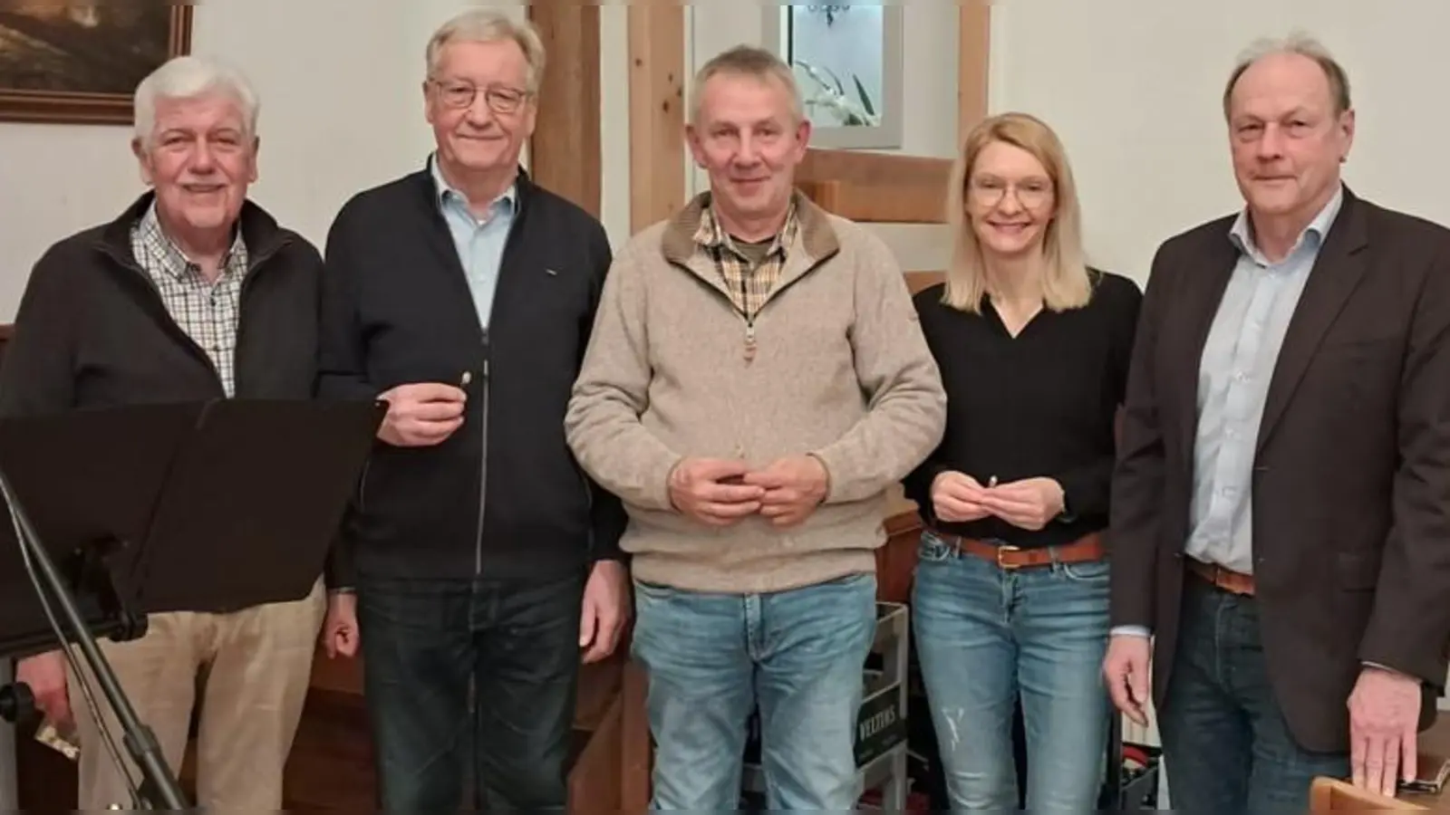 Goldene Ehrennadeln wurden von Jörg Schäfer (links) und Holger Klages (rechts) überreicht an (v.l.) Klaus Weinreis, Andreas Schäfer und Daniela Zbick,  (Foto: MTV Derental / privat)