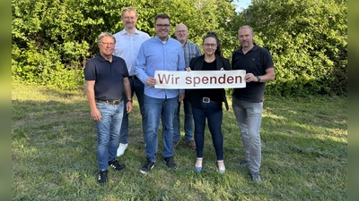 V.l.: Werner Dürdoth, Rafael Weber, Jan Schumacher, Franz Krolpfeifer, Monika Kriwet (2. Vorsitzende SkF Warburg) und Alexander Otto. (Foto: privat)