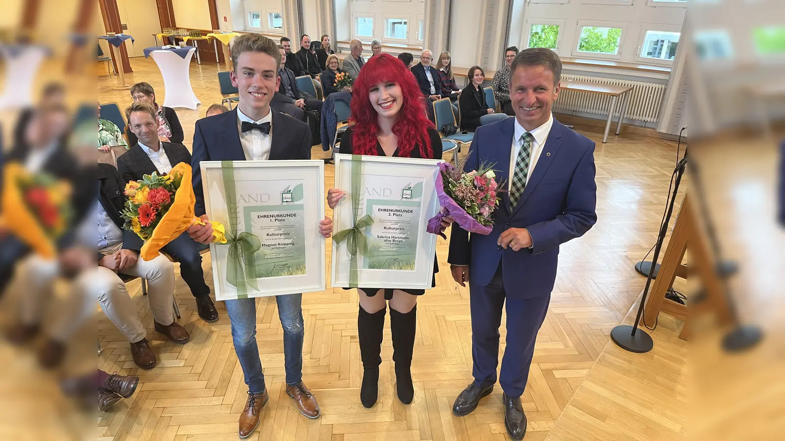 Zwei große Nachwuchstalente sind von Landrat Michael Stickeln mit dem Kulturpreis 2022 ausgezeichnet worden: Magnus Knipping (17) aus Höxter-Ottbergen und Sabrina Hartmann (26) aus Warburg-Scherfede durften sich über die besondere Auszeichnung freuen. Die beiden Preisträger beeindrucken bei der Verleihung in der Aula des Kreishauses mit ihren Darbietungen in den Bereichen Musiktheater und Musik.  (Foto: Kreis Höxter)