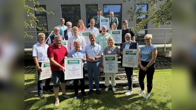 Landrat Michael Stickeln (vorne Mitte) freute sich, neun zukunftsweisende Projekte auszuzeichnen: das Dorf Mobil Borgentreich, das „E-Rikscha-Projekt“ des Helene-Schweitzer-Zentrums Steinheim, das St. Antonius Seniorenhaus Brakel mit seinem „Rolli-Mobil“, das Gymnasium St. Xaver Bad Driburg mit einem „Lastenrad-Konzept“, die St. Josef-Schützenbruderschaft Dalhausen mit der App „CO2-Ausstoß reduzieren, klimafreundlich und nachhaltig unterwegs sein“, die Stadt Nieheim mit dem „Mobilitätsexperiment Stadtterrassen Marktstraße Nieheim“, den Bürgerbusverein Warburg, den Verein „pro barrierefrei“ Bad Driburg mit dem „Inklusionsanhänger für klimafreundliche Mobilität und soziale Teilhabe“ und den Verein Wassersport Höxter für das „Bikeport mit Lademöglichkeit für E-Bikes“. (Foto: Kreis Höxter)